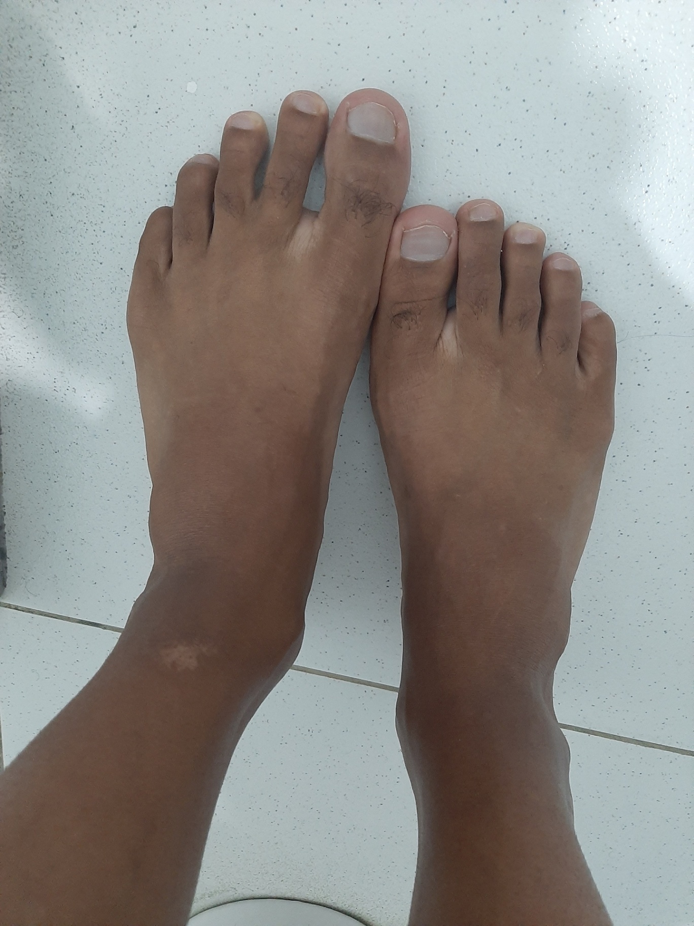 Pés masculinos